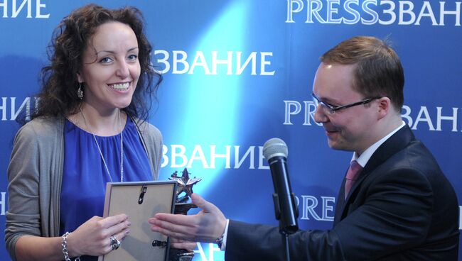 Сотрудница агентства ПРАЙМ Евгения Соколова с премией PRESSЗВАНИЕ