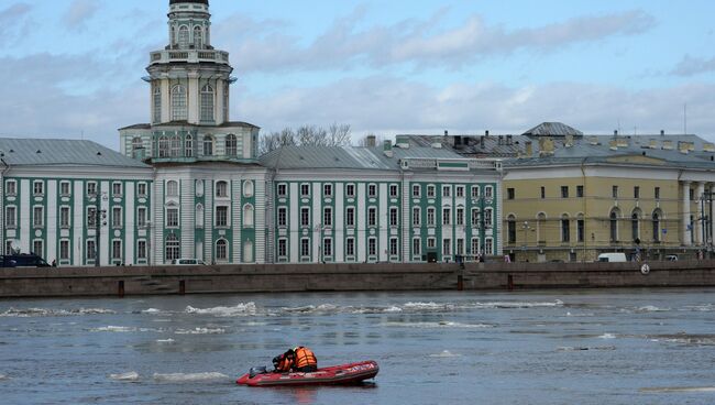 Сотрудники МЧС обследуют в акватории Невы место затопления буксира РБТ-300