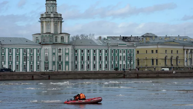 Сотрудники МЧС обследуют в акватории Невы место затопления буксира РБТ-300