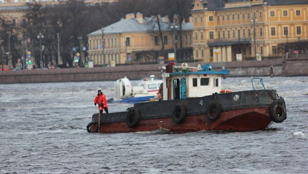 Спасательное судно МЧС России на месте крушения буксировочного катера на реке Нева в Санкт-Петербурге.