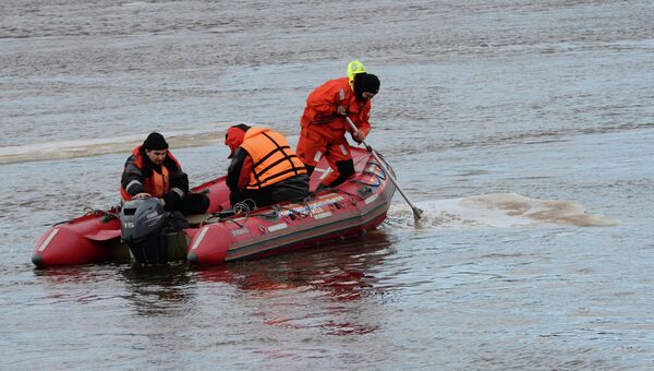Сотрудники МЧС обследуют в акватории Невы место затопления буксира РБТ-300