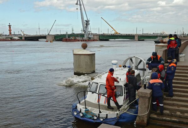 Сотрудники МЧС во время обследования в акватории Невы места затопления буксира РБТ-300