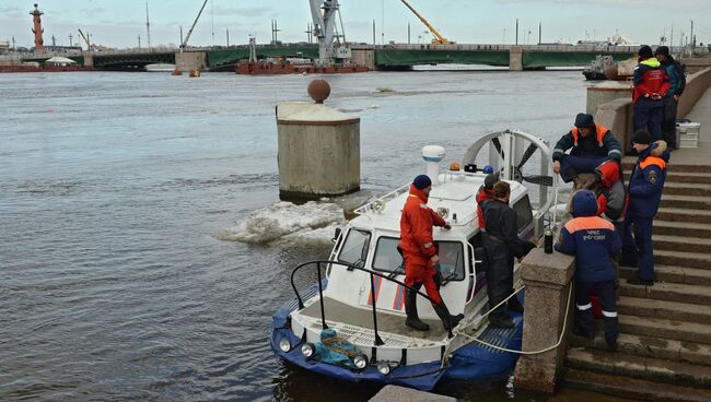 Сотрудники МЧС во время обследования в акватории Невы места затопления буксира РБТ-300