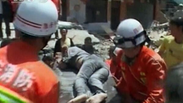 Спасатели достают из-под завалов детей. Последствия землетрясения в Китае
