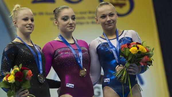 Йонна Адлертег (серебряная медаль), Алия Мустафина (золотая медаль) и Мария Пасека (бронзовая медаль)