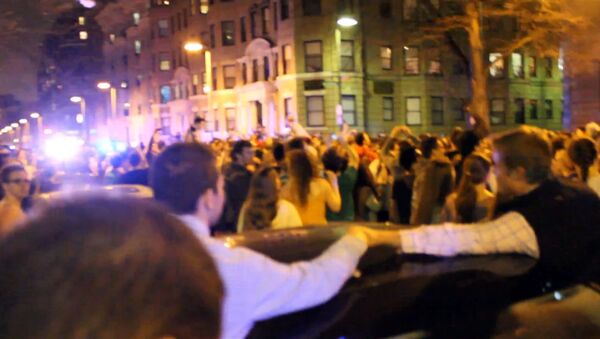 Бостонские студенты вышли на улицы, чтобы отпраздновать поимку Царнаева