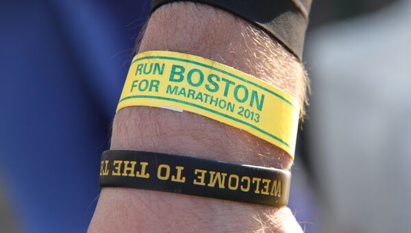 Участники марафона надели браслеты с надписью Run for Boston в память о жертвах теракта в Бостоне