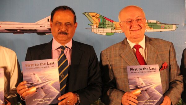 Главкома ВВС Индии Н. А. К. Браун и посол России в Индии Александр Кадакин
