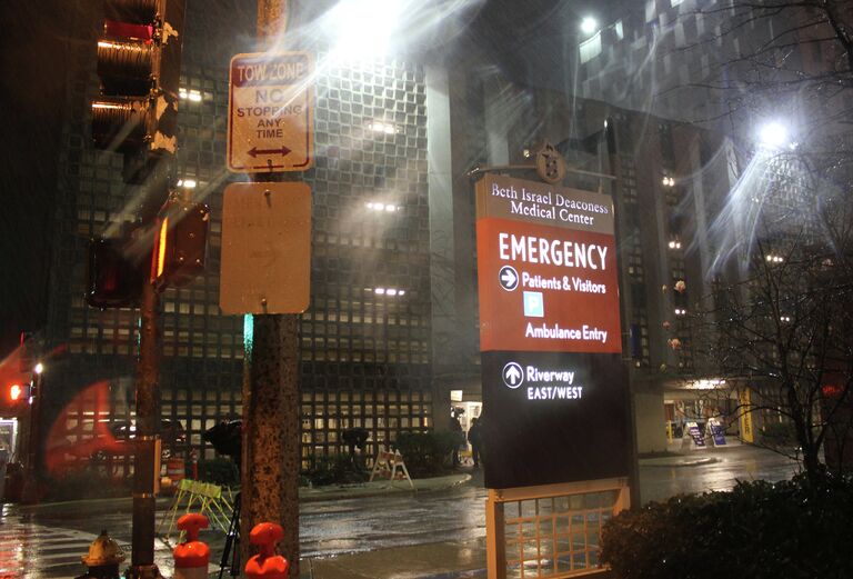 Полиция охраняет госпиталь в Бостоне, где находится Джохар Царнаев Полиция охраняет госпиталь в Бостоне, где находится Джохар Царнаев