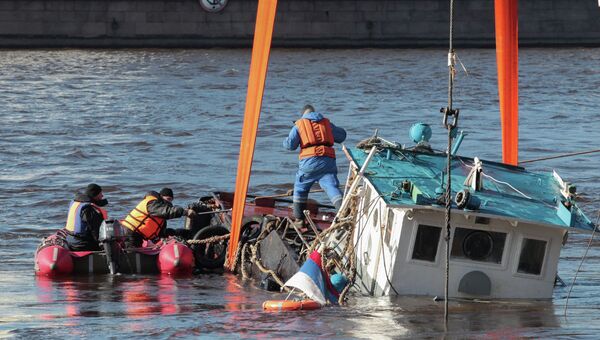 Сотрудники МЧС проводят операцию по подъему со дна Невы буксира, затонувшего в Петербурге в ночь на пятницу