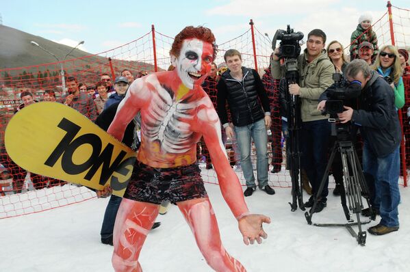 Участник шуточных костюмированных соревнований Зимний горнолужник-2013