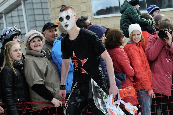 Участник шуточных костюмированных соревнований Зимний горнолужник-2013