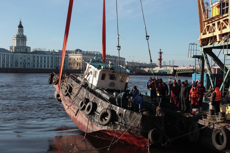 Сотрудники МЧС проводят операцию по подъему со дна Невы буксира