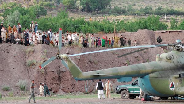 Жители деревни Азра провинции Логар собрались возле вертолета Ми-17