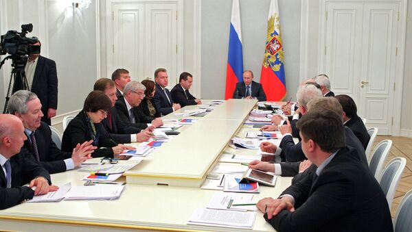 В.Путин во время совещания по экономическим вопросам в государственной резиденции Бочаров ручей в Сочи