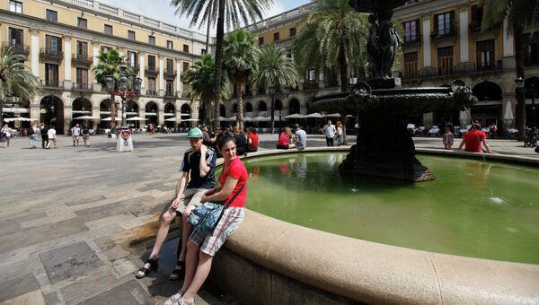 Испанцы у фонтана на Королевской площади в Барселоне