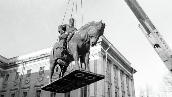 Установка памятника Александру III около Мраморного дворца