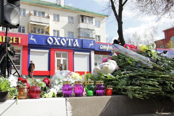 Белгородцы несут к месту трагедии цветы и свечи