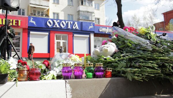 Белгородцы несут к месту трагедии цветы и свечи