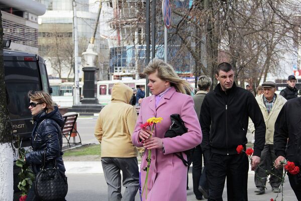 Белгородцы несут к месту трагедии цветы