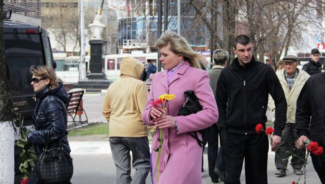 Белгородцы несут к месту трагедии цветы