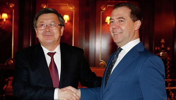 Председатель правительства России Дмитрий Медведев и премьер-министр Киргизской Республики Жанторо Сатыбалдиев