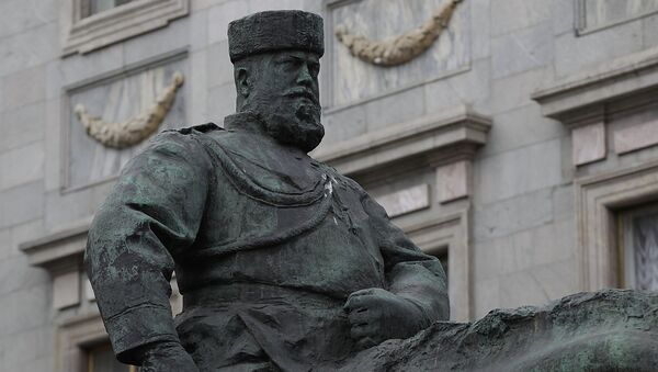 Конная статуя Александра III, установленная перед входом в Мраморный дворец