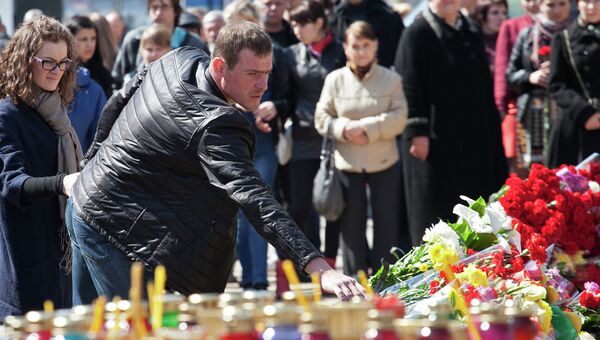 Жители приносят цветы к месту стрельбы на Народном бульваре в Белгороде, в результате которой погибли шесть человек
