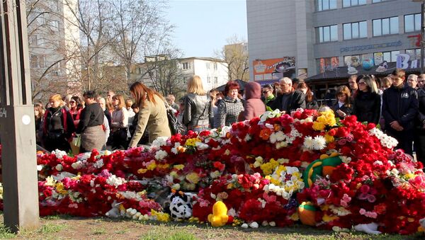 Белгородцы завалили цветами место трагедии, где расстреляли шесть  человек