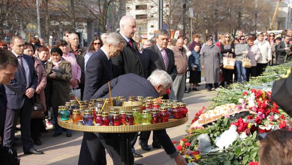 Александр Бастрыкин и Евгений Савченко на возложении цветов на месте трагедии в Белгороде