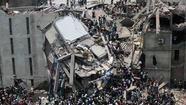 Обрушение восьмиэтажного здания в пригороде столицы Бангладеш Дакки