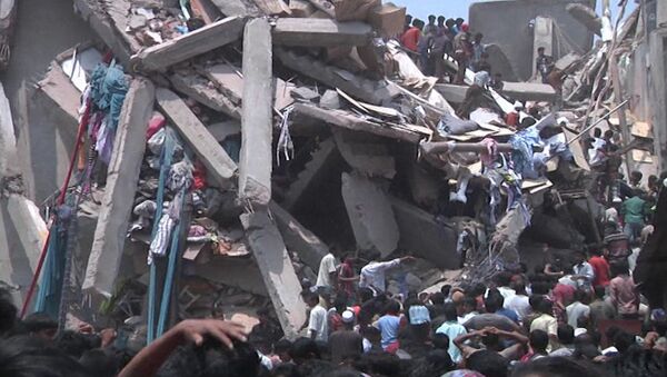 Тысячи людей разбирали завалы рухнувшего восьмиэтажного здания в Бангладеш