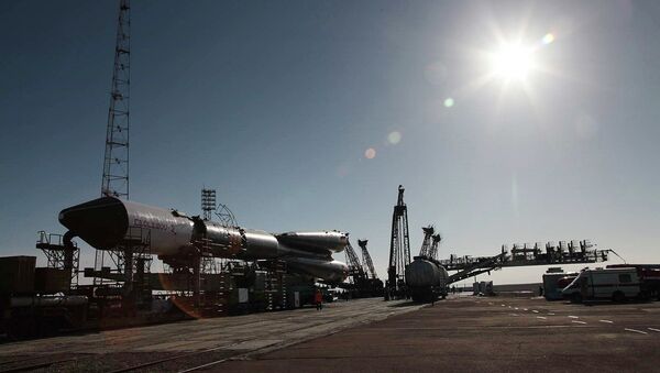 Вывоз ракеты-носителя Союз-У с грузовиком Прогресс на стартовый комплекс на Байконуре. Архивное фото