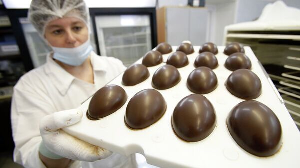 Производство сувенирных шоколадных яиц. Архив