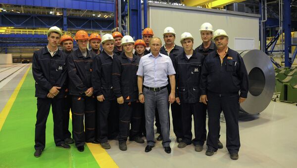 Владимир Путин фотографируется с рабочими ОАО Магнитогорский металлургический комбинат