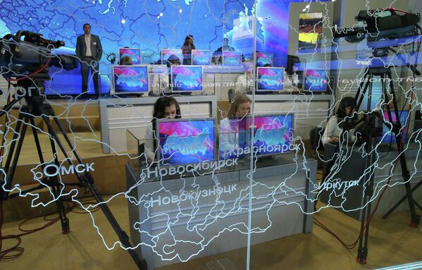 Операторы в студии в Гостином дворе принимают вопросы президенту РФ Владимиру Путину