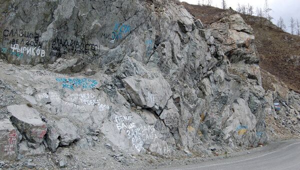 Старейший перевал Горного Алтая вновь попытаются очистить от надписей и мусора