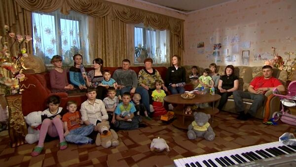 Многодетная приемная семья Кузьменко из Приморья во время прямой линии с Владимиром Путиным. Архивное фото