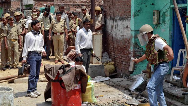 Сотрудники полиции на месте взрыва в индийском городе Агра
