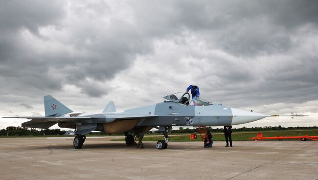 Испытания нового боевого самолета пятого поколения Т-50. Архивное фото