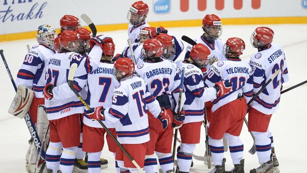 Хоккеисты юниорской сборной России радуются победе в матче против Германии