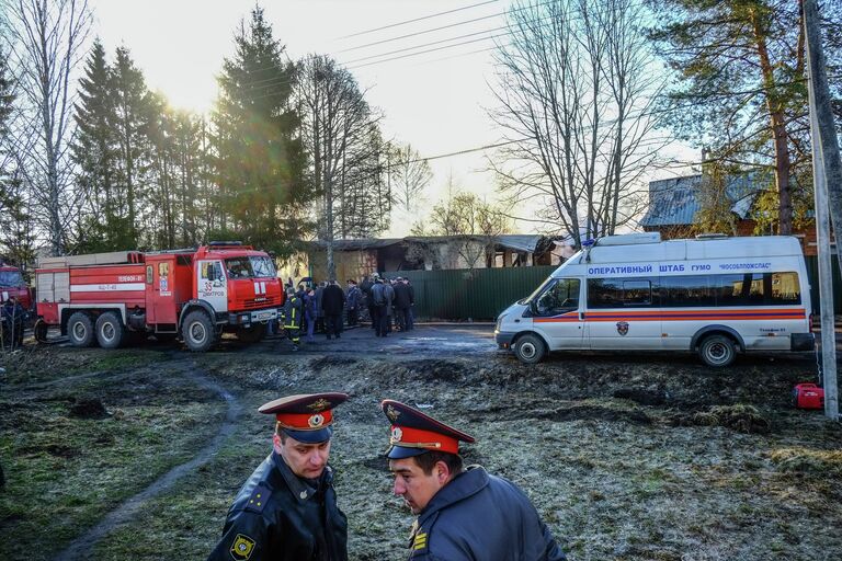 Полицейские и пожарные машины у въезда на территорию психиатрической больницы №14 Дмитровского муниципального района, поселка Раменский