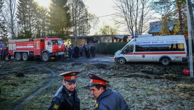 Полицейские и пожарные машины у въезда на территорию психиатрической больницы №14 Дмитровского муниципального района, поселка Раменский