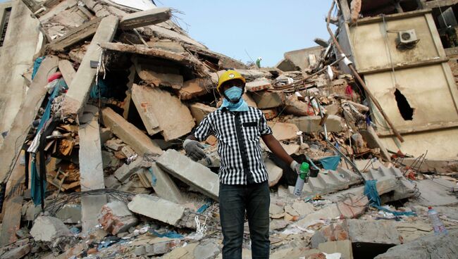 Спасатель работает на месте обрушения здания в пригороде столицы Бангладеш Дакки
