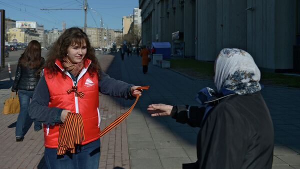 Волонтеры раздают ленточки в рамках стартовавшей акции Георгиевская ленточка-2013 в честь Великой Победы в Великой Отечественной войне
