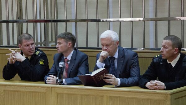 Старшина Дмитрий Гробов и капитан Дмитрий Лаврентьев со своими адвокатами