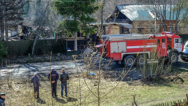 Полицейские и пожарные машины у въезда на территорию психиатрической больницы №14 Дмитровского муниципального района, поселка Раменский