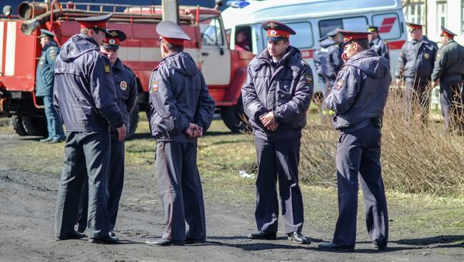 Полицейские на территории психиатрической больницы, где ночью вспыхнул пожар