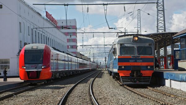 Скоростной поезд Ласточка (слева) в Нижнем Новгороде