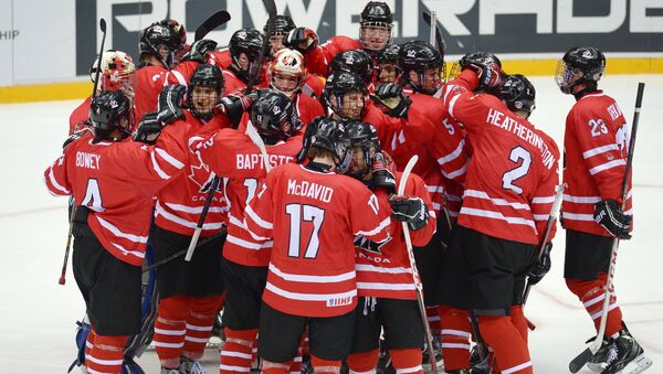 Игроки юниорской сборной Канады по окончании матча Канада - Финляндия